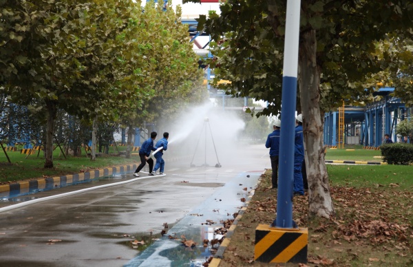 3人组手抬泵“灭火”3